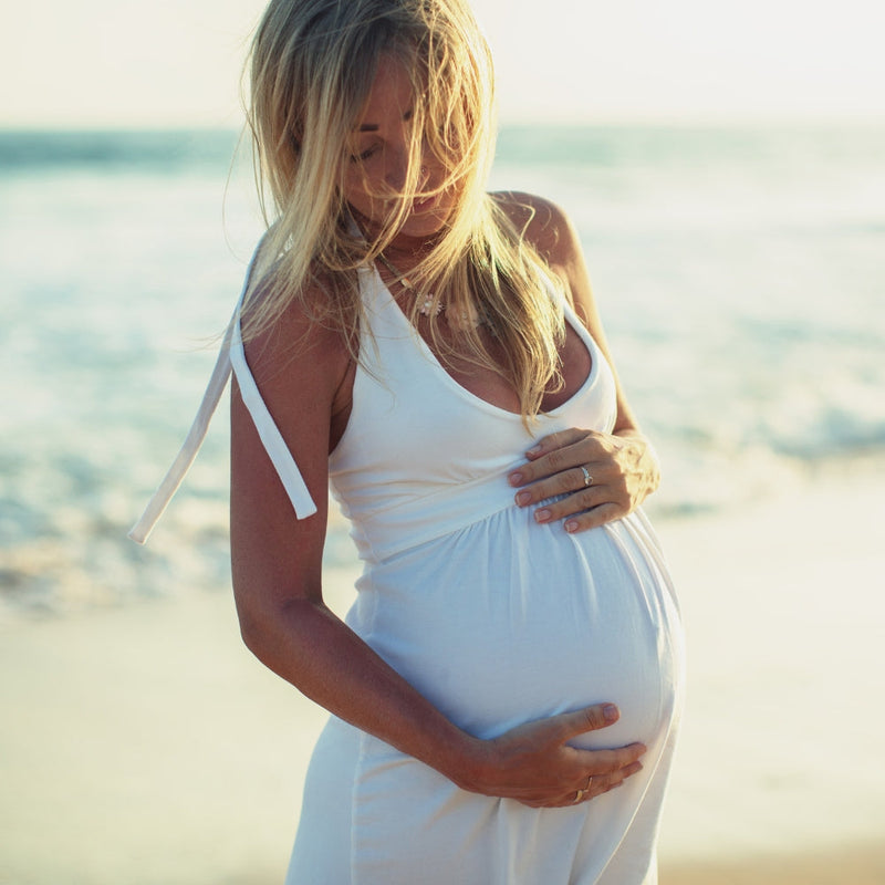 Perte de cheveux après la grossesse : causes et traitements naturels