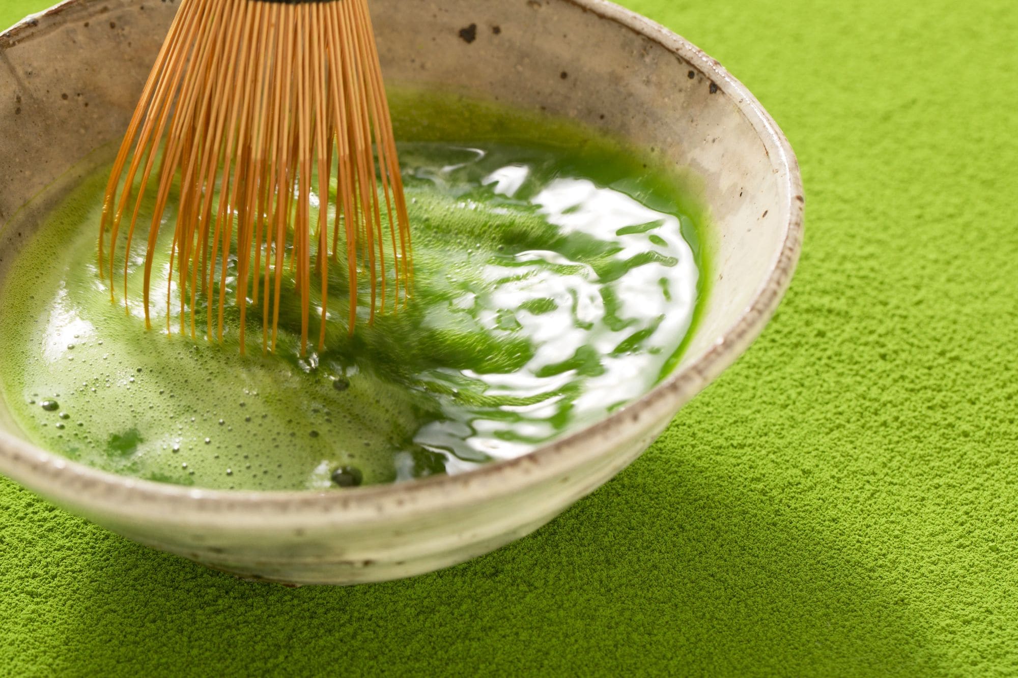 Prix du matcha : pourquoi ce thé coûte-t-il si cher ?